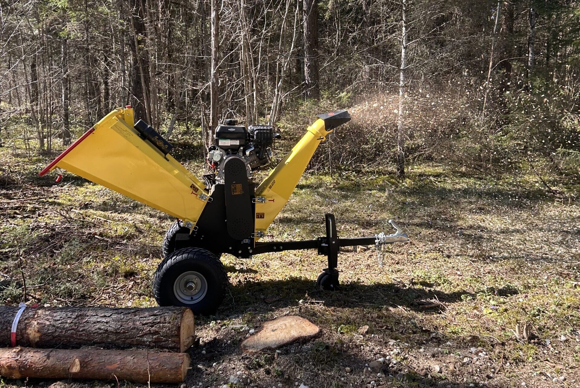 Oksapurustaja võimaldab suuremad oksad ja puitmaterjali kiiresti väiksemaks hakkida, vähendades tekkiva materjali mahtu ning aidates hoida tööala puhtama ja kor